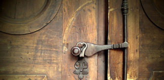 Okucia do mebli i drzwi