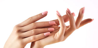 Lakiery hybrydowe – czym się różnią od lakierów tradycyjnych?