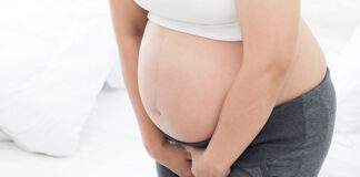 Nietrzymanie moczu po porodzie – przyczyny i leczenie