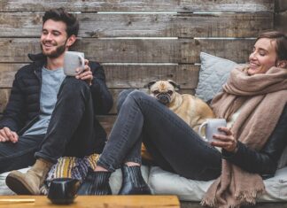 Co to znaczy jak pies liże po uszach?