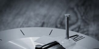 Czym przykleić korzeń do kamienia?