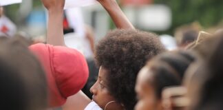 Co to znaczy jak kot patrzy w oczy?