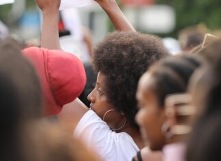 Co to znaczy jak kot patrzy w oczy?