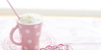 Czy do kremu z bitej śmietany można dodać kakao?