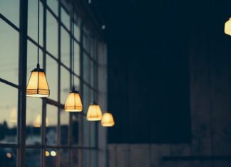 Co czyści szyby w akwarium?