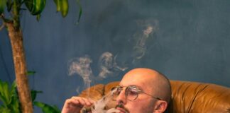 Wygodne fotele z podnóżkiem do salonu