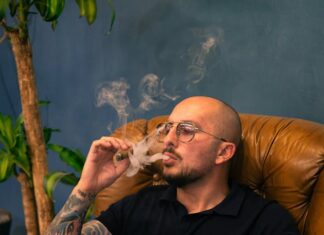 Wygodne fotele z podnóżkiem do salonu