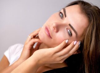 Dermatolog jako ekspert w walce z oznakami starzenia skóry – najnowsze metody Dermatolog
